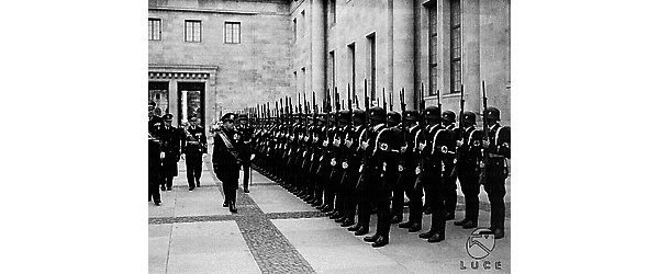 Berlino Il ministro Ciano, seguito da autorità del Reich e da un ufficiale delle SS, passa in rassegna uno schieramento di SS in un cortile del nuovo palazzo della Cancelleria