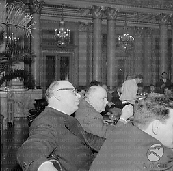 Novella e Santi ripresi lateralmente al tavolo degli oratori durante un convegno della C.G.I.L. - piano medio