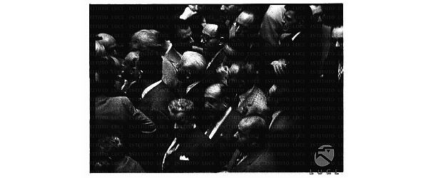 Affollamento di deputati (si riconosce Paolo Rossi) all'interno della Camera dei deputati ripresi durante le operazioni di voto sul bilancio dei ministeri finanziari - totale