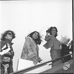 Partenza dall'aereoporto di Ciampino di Jacqueline Sassard, Eleonora Rossi Drago e Elsa Martinelli riprese mentre salgono le scalette dell'aereo - piano americano