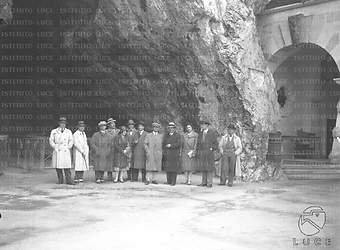 Gruppo di gitanti del Dopolavoro del Ministero delle Corporazioni posa all'ingresso delle grotte di Postumia