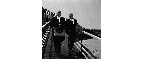L'avvocato Martucci e Romolo Marcellini scendono una passerella all'aeroporto di Fiumicino; campo medio