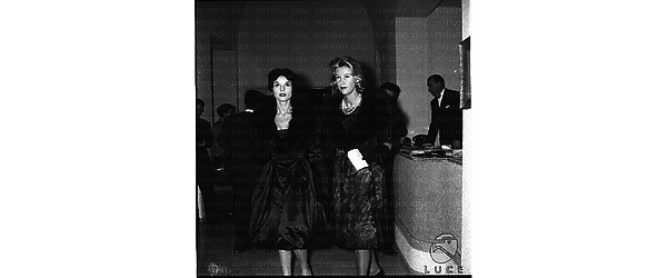 Due signore vestite in maniera elegante alla prima dello spettacolo "I capricci di marianna" - piano americano