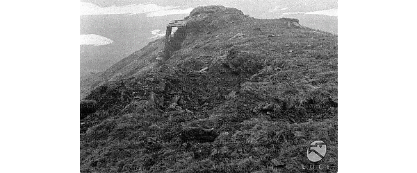 Colle del Piccolo S. Bernardo Pioggia su una postazione italiana su un picco di montagna