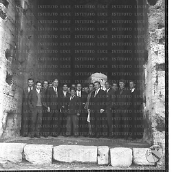 Giocatori della nazionale di calcio URSS in giro per Roma, ripresi durante la visita al Colosseo per una foto di rito - campo lungo