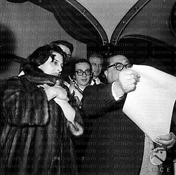 Aldo Fabrizi legge una pergamena; accanto a lui Anna Magnani