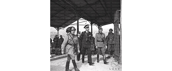 Cefalonia Un alto ufficiale di Marina visita le truppe radunate sotto un capannone accompagnato da un ufficiale dell'esercito e un ufficiale dei bersaglieri