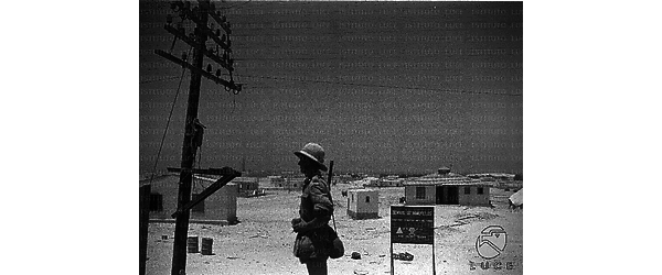 Un soldato in tenuta coloniale di guardia nei pressi di una zona minata alla periferia della città di Marsa Matruk