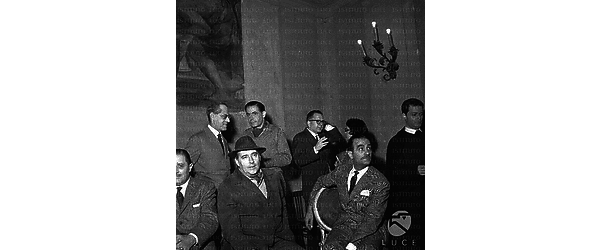 Roma Rossellini, Blasetti, Fantoni ed altri membri della troupe sul set del film Era notte a Roma