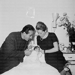 Arnoldo Foà e la moglie accanto alla neonata adagiata sul letto