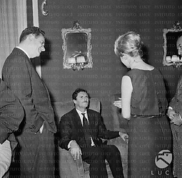 Pietro Germi  seduto su una poltrona in compagnia di una donna e due uomini