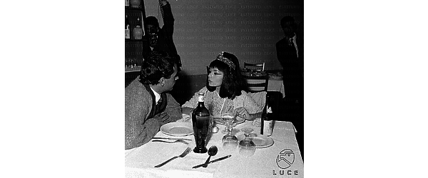 Gianni Esposito e Pascale Petit seduti al tavolo di un ristorante
