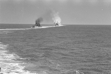 Mare Jonio L'incrociatore italiano colpito dalla marina britannica in preda a un incendio