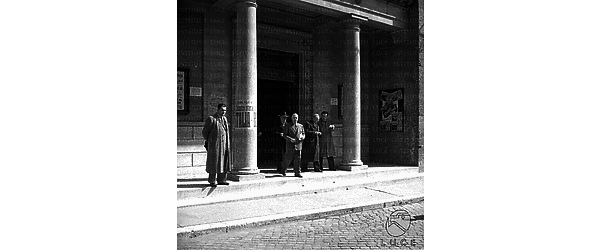 Roma Gruppo di senatori, accompagnato da Andreotti, esce dal planetario dell'Istituto Nazionale Luce alle terme di Diocleziano