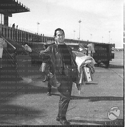 Neil Sedaka  sulla pista dell'aeroporto di Fiumicino prima di imbarcarsi per Nizza - totale