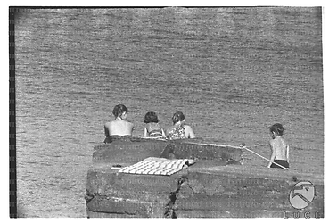 Ingrid Bergman su un molo a Santa Marinella con i figli - campo lungo