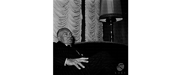 Fritz Lang seduto su un divano durante un'intervista