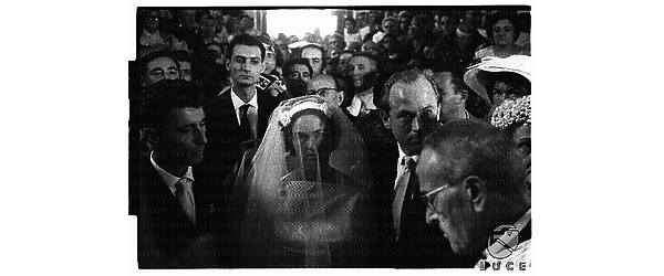 Gli sposi Eden-Borrelli ripresi ad Ischia durante la celebrazione davanti al sacerdote - piano medio