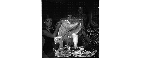 Ginger Christensenn con la bambola della bontà, accanto a lei le attrici Alessandra Panaro e Lorella De Luca - piano americano