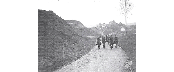 Roma De Bono percorre a cavallo, accompagnato da cavalieri e amazzoni della scuola romana di equitazione, una strada di campagna nella zona di Tor di Quinto