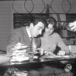 Roma Toni Dallara nella casa discografica Ricordi firma suoi 45 giri seduto ad un tavolo, accanto a lui Lorella De Luca
