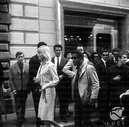 Roma Sammy Davis jr. e May Britt in una strada del centro circondati da un gruppo di fans