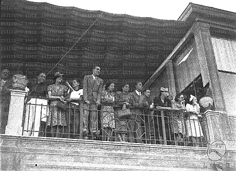 Napoli Gruppo di persone che assistono da una terrazza alle attività per celebrare il XXV anniversario del Circolo