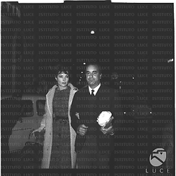 Jacques Natteau e  Yvonne Furneaux a passeggio per il centro di Roma; scena notturna - piano americano