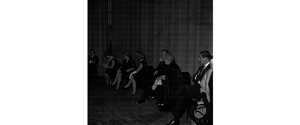 Roma Anna Proclemer, D'Angelo, Sanipoli e altri attori seduti sul palco dell'Eliseo in occasione della Giornata mondiale del teatro