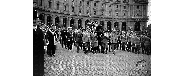 Roma Il passaggio del corteo funebre a Piazza Esedra. Autorità politiche e militari accompagnano il feretro