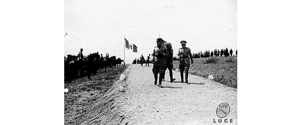 S.Marinella Esercitazione tattica a S.Marinella; arrivo di Mussolini accompagnato da un generale dell'Esercito