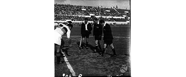 Momenti dell'incontro di calcio Roma-Torino: il lancio della moneta per decidere il campo alla presenza dei capitani e dell'arbitro
