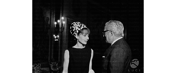 Roma Hepburn Audrey con Vittorio De Sica in una sala del Quirinale per la consegna dei "David di Donatello"