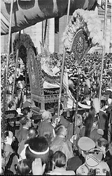 Roma Pio XII trasportato sulla sedia gestatoria in piazza San Pietro nel giorno della proclamazione del dogma mariano dell'Assunzione