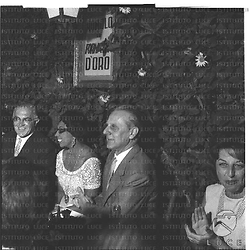Josephine Baker con altre persone al ristorante Romolo dove viene premiata con 'La Fornarina d'oro' - piano medio