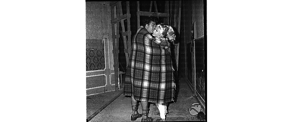Jayne Mansfield e Mickey Hargitay durante una pausa del set del film Gli amori di Ercole - totale