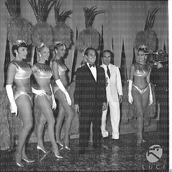 Neil Sedaka. circondato da ballerine in costume, si esibisce al Brigadoon - totale