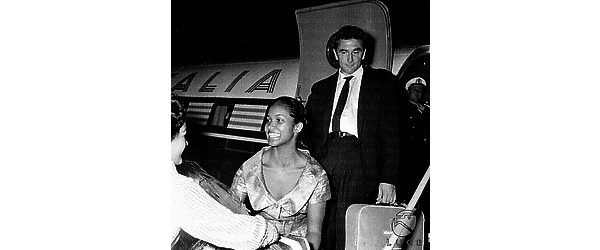 Marpessa Dawn e Marcel Camus scendono dalla scaletta di un aereo