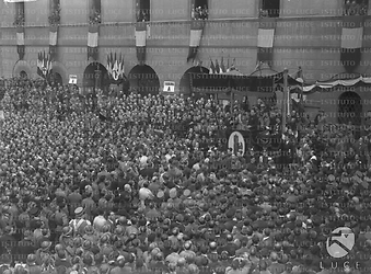 Carlo Delcroix, presidente dell'A.N.M.I.G., parla a una folla di manifestanti in piazza Sant'Ambrogio a Milano durante la cerimonia di consegna a Mussolini del simbolico bastone del comando