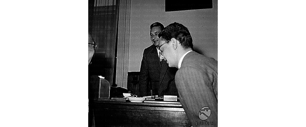 Aldo Moro colto in ufficio con due persone