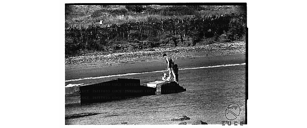 Ingrid Bergman  su un pontile a Santa Marinella con i figli - campo lunghissimo