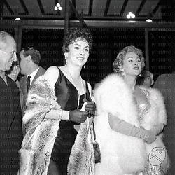 Gina Lollobrigida e Martine Carol, entrambe in abito da sera con pelliccia