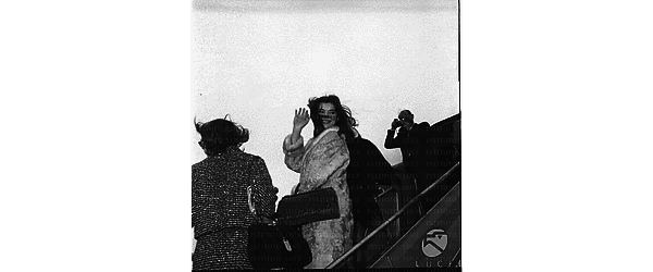 Partenza dall'aereoporto di Ciampino di Jacqueline Sassard, Eleonora Rossi Drago e Elsa Martinelli riprese sulle scalette dell'aereo - piano americano