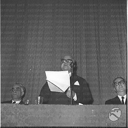 Gonella tiene un discorso al convegno del Centro Sociale Cristiano, sulla sinistra Gennaro Cassiani, sulla destra Armando Angelini - piano medio
