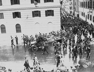 Roma L'automobile che trasporta le spoglie di Anita Garibaldi in testa al corteo svolta su un viale probabilmente a Trastevere (il corteo è colto dall'alto)