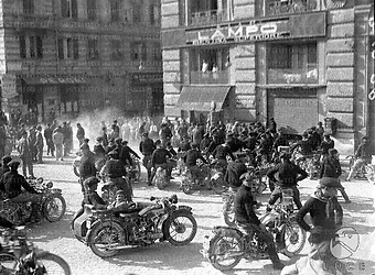 Roma Gruppo di motociclisti in fila su piazzale Flaminio in attesa del rifornimento di benzina