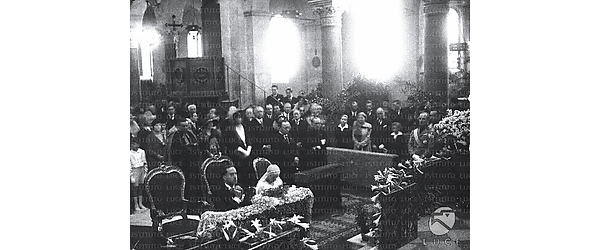 Roma Gli sposi Edda Mussolini e Galeazzo Ciano inginocchiati davanti all'altare durante il rito nuziale nella chiesa di S. Giuseppe