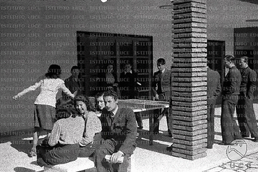 Roma Amedeo Nazzari con gli altri allievi durante una pausa; una coppia gioca a ping-pong
