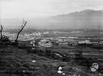 Cassino Veduta di un'area dove sono in corso di costruzione edifici diversi destinati in prevalenza ad abitazione. Montagne sullo sfondo