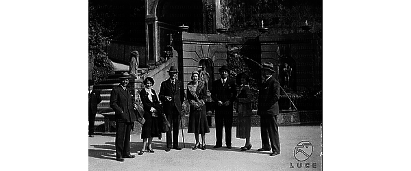 Chamberlain, Grandi ed altri due diplomatici, tutti accompagnati dalle proprie signore posano nei giardini di Villa d'Este.
